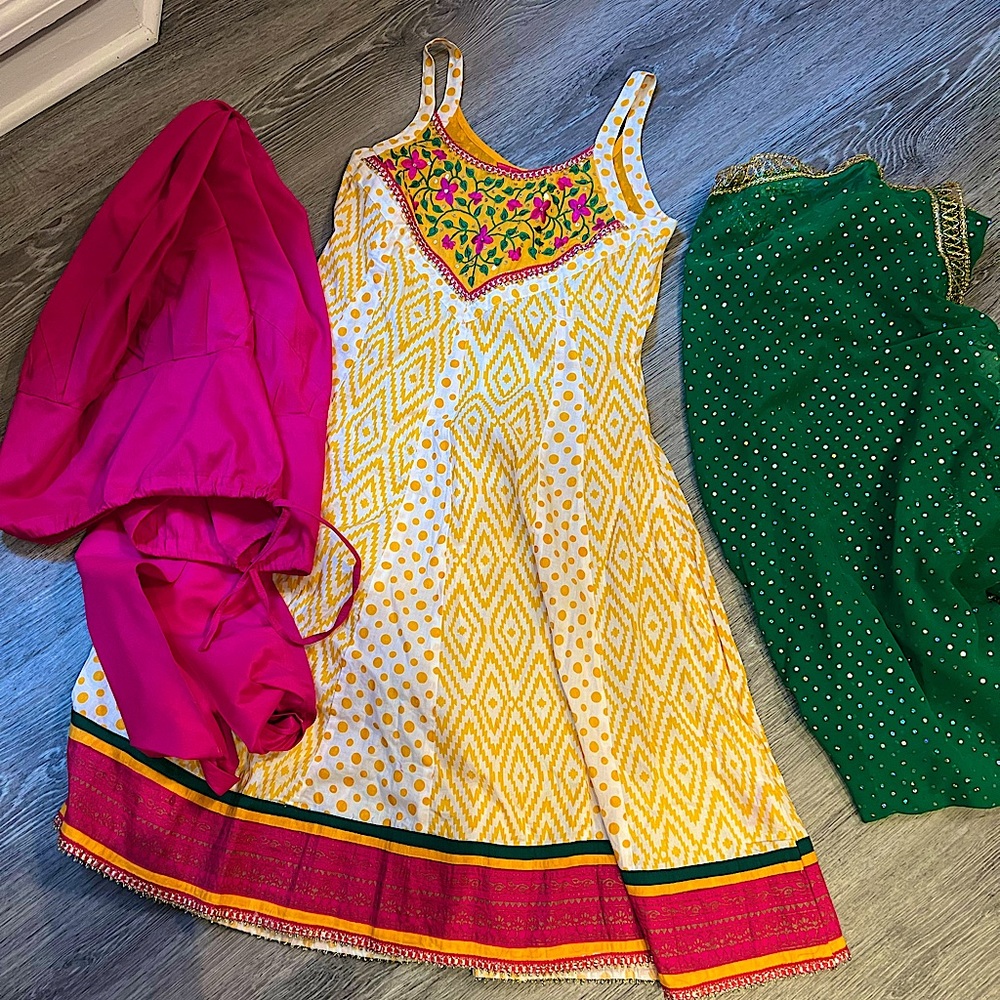 Indian outfit, anarkali / Indian dress saree / salwar kameez